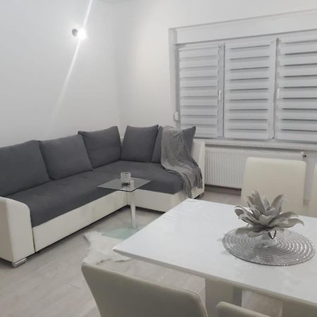 Apartman Kristina - Self Check In & Check Out Otocac Bagian luar foto