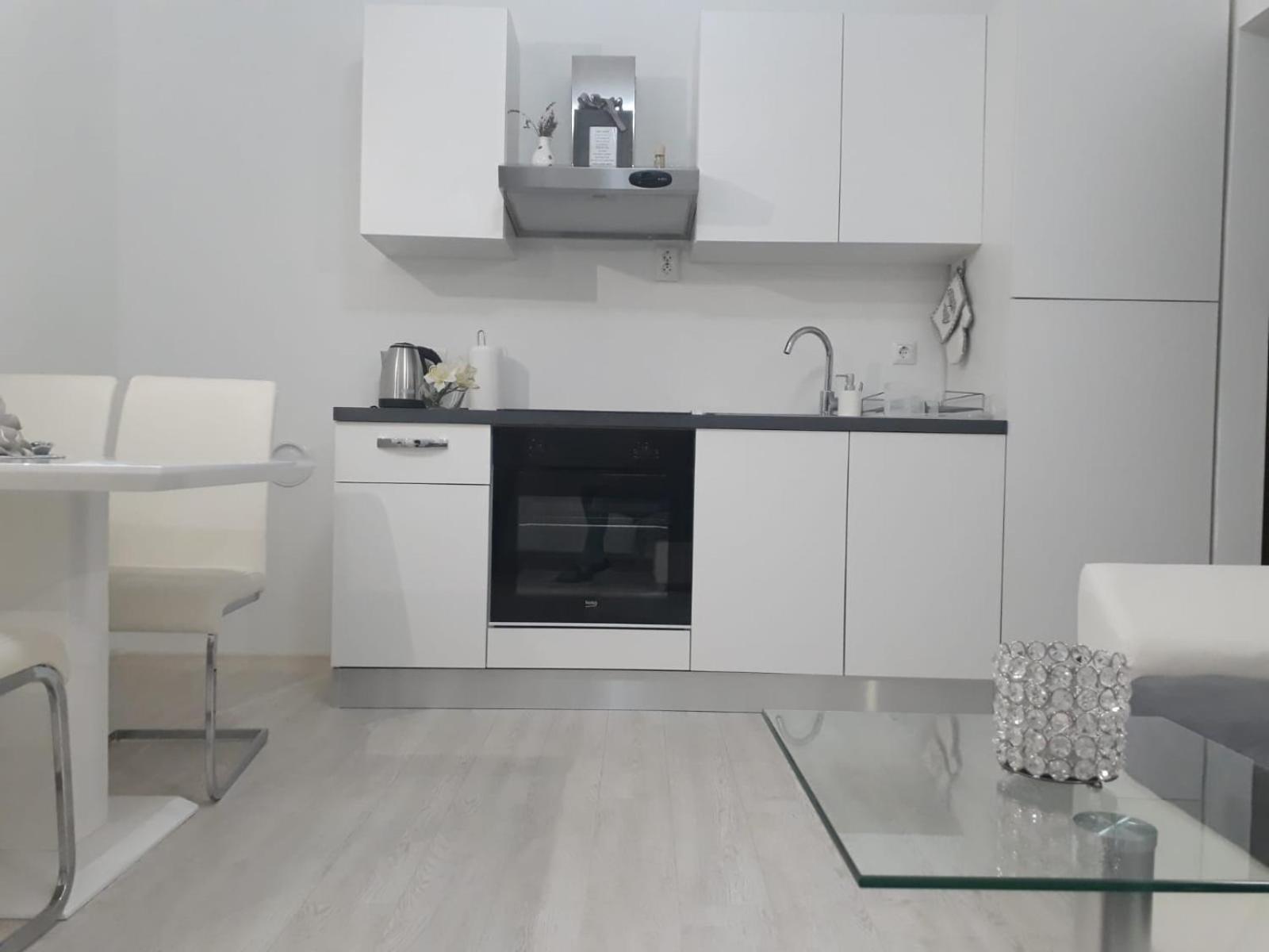Apartman Kristina - Self Check In & Check Out Otocac Bagian luar foto