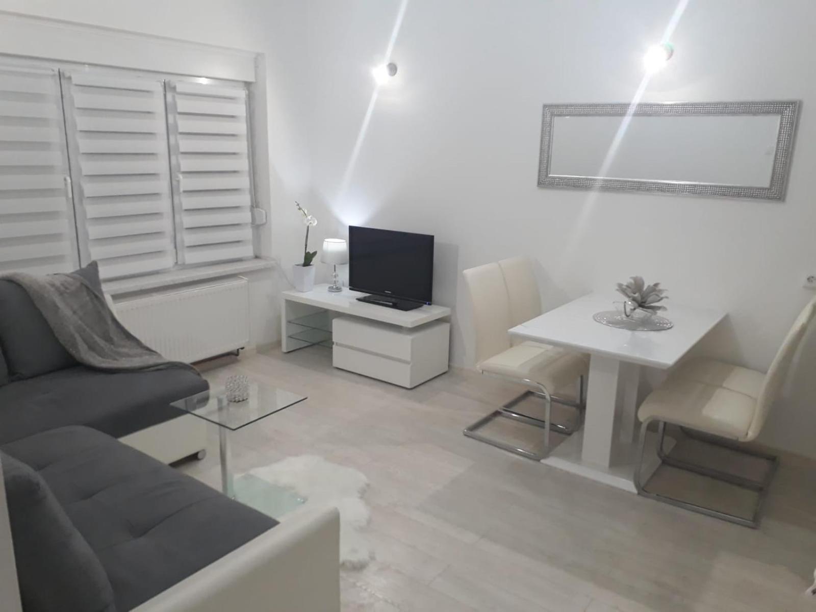 Apartman Kristina - Self Check In & Check Out Otocac Bagian luar foto