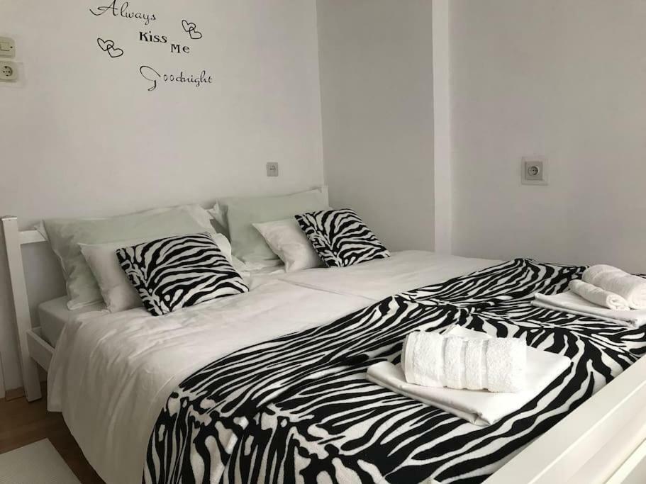 Apartman Kristina - Self Check In & Check Out Otocac Bagian luar foto